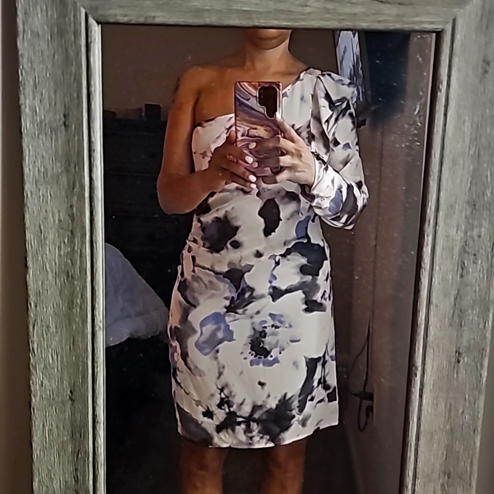 One- shoulder dress
